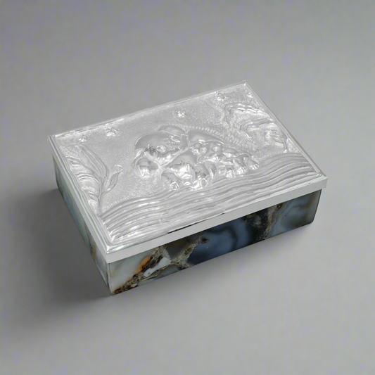 Agate box with Silver Plated Chased Baby Elephant Lid